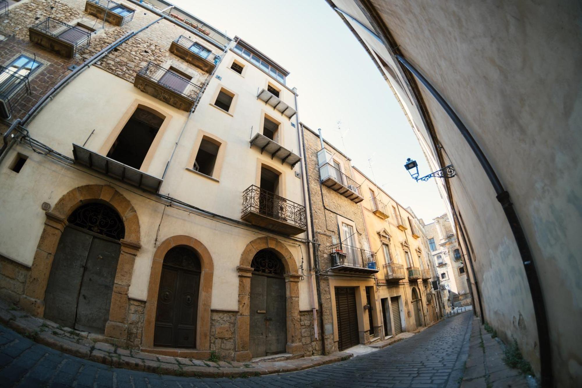 L'Ombelico Del Monte - Appartamenti Del Centro Storico - Just Restored May 2024 Пьяцца-Армерина Экстерьер фото